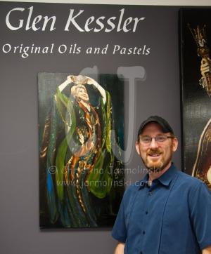 Glen Kessler with painting of Hilary Clinton photo by Rob de Koter